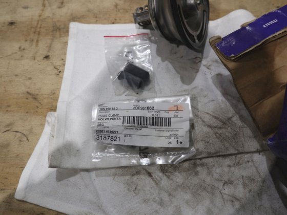 沃尔沃遍达冷却水泵节温器