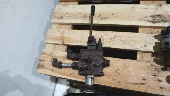 バルブオイル 1 バンク方向制御バルブ P ボディ