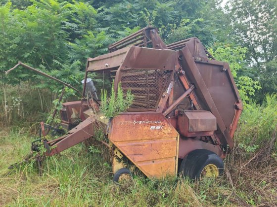 Sperry New Holland 851 Baler,