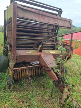 Sperry New Holland 851 Baler,