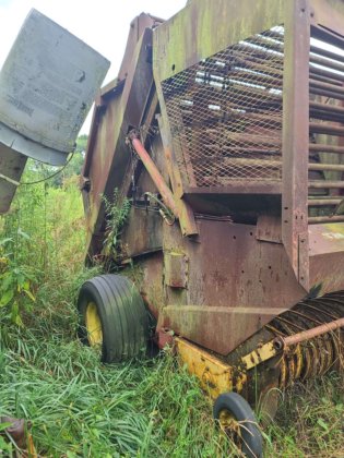 Sperry New Holland 851 Baler,
