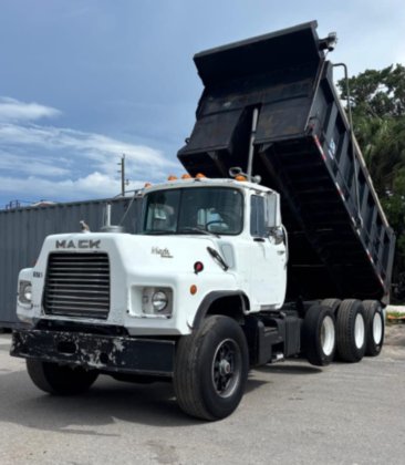 1990 MACK RD DUMP TRI-AXLE in West Palm Beach, FL, USA