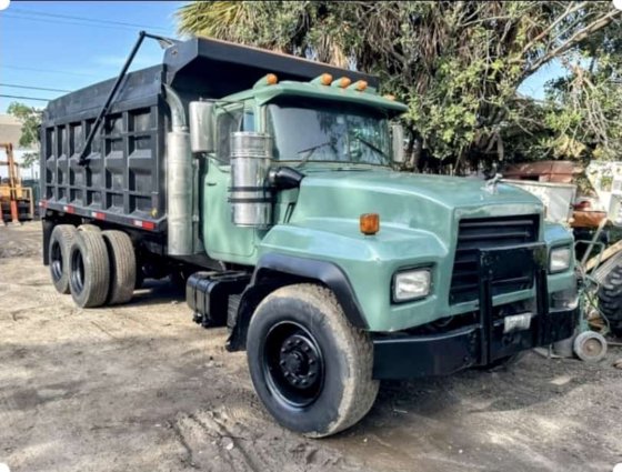 1997 MACK RD DUMP TRUCK TANDEM in Miami, FL, USA