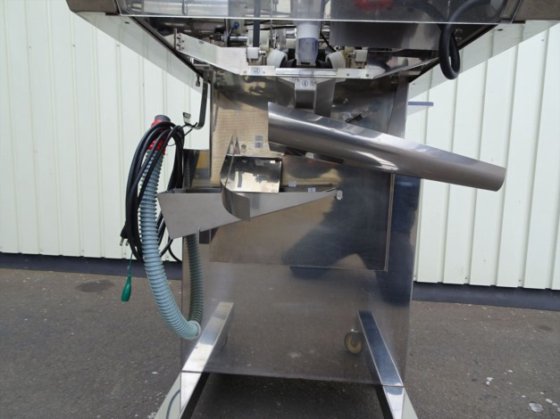 割蔵（自動割卵機）