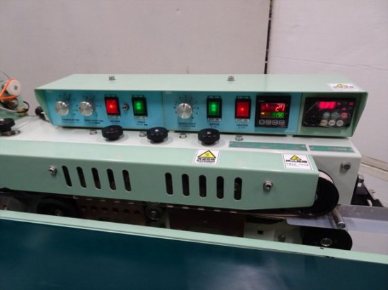 セミ・オートシール機