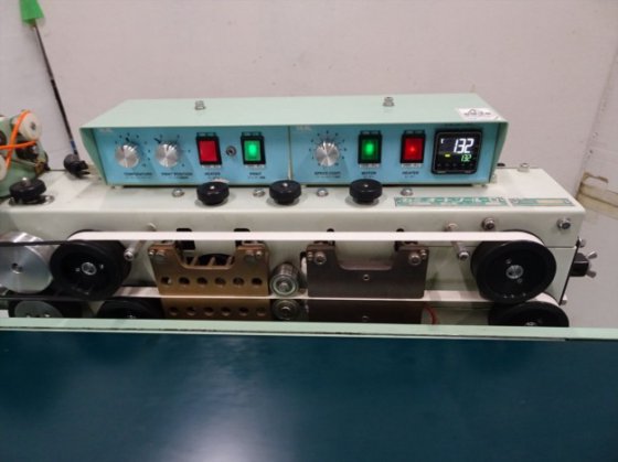 セミ・オートシール機