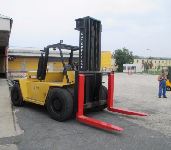 叉车 卡特彼勒 V250 #3226
