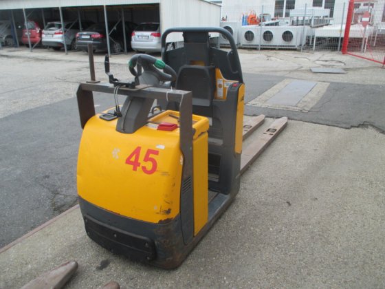 ユンゲインリッヒECE 220は、2〜#4269をノックダウン