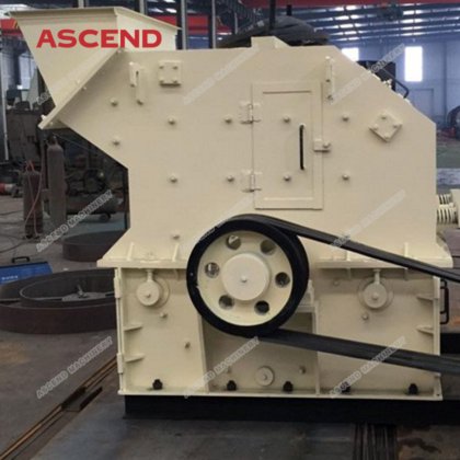 粉砕機を作る石灰岩の石の横のシャフトの砂