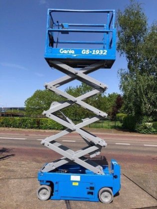 2012 Genie gs1932