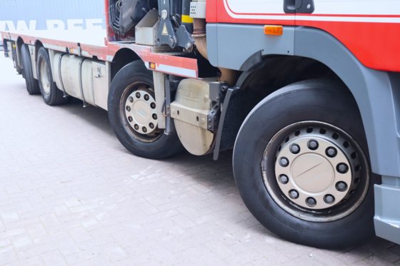 2007年DAF CF85，配备HMF 85t/m起重机