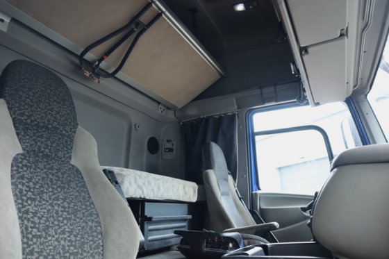 2007年DAF CF85，配备HMF 85t/m起重机