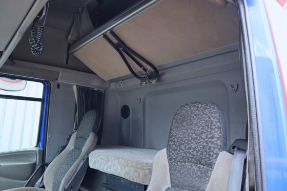 2007年DAF CF85，配备HMF 85t/m起重机
