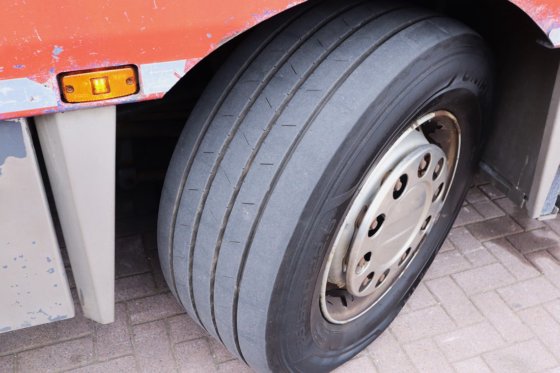 2007年DAF CF85，配备HMF 85t/m起重机