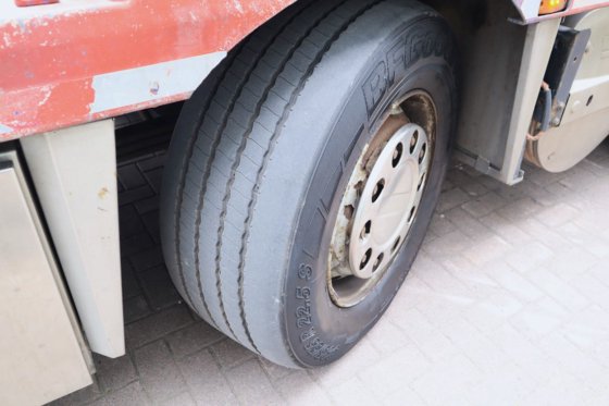 2007年DAF CF85，配备HMF 85t/m起重机