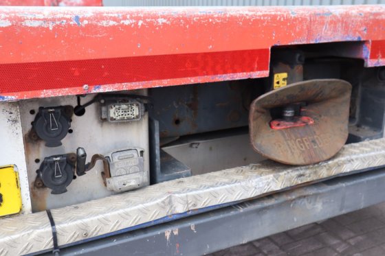 2007年DAF CF85，配备HMF 85t/m起重机