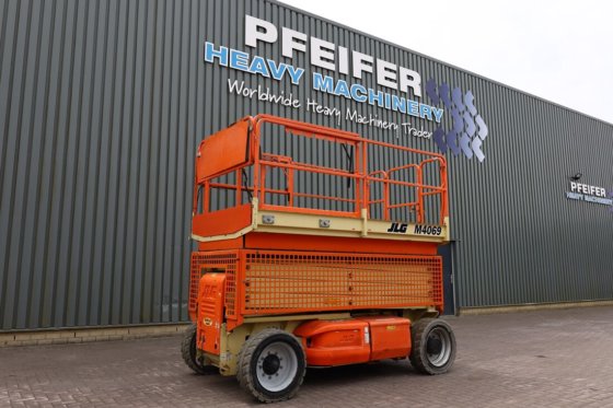 2010 JLG M4069