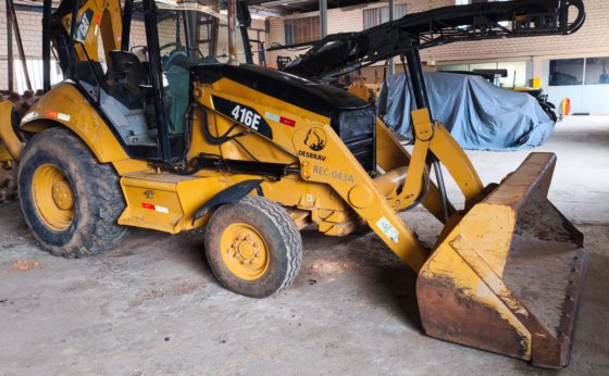 Retroescavadeira Cat 416E