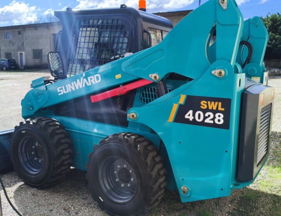 Mini carregadeira Sunward