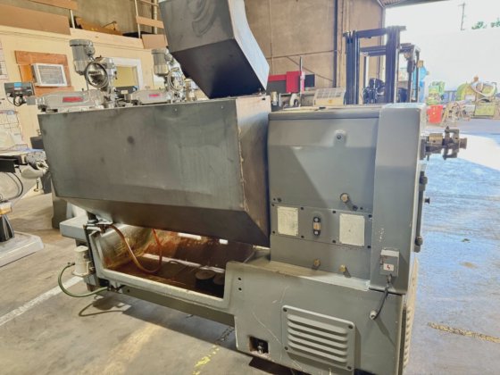 Whacheon Webb Engine Lathe 17” X 40” With KDK Tool Post with gap in ...
