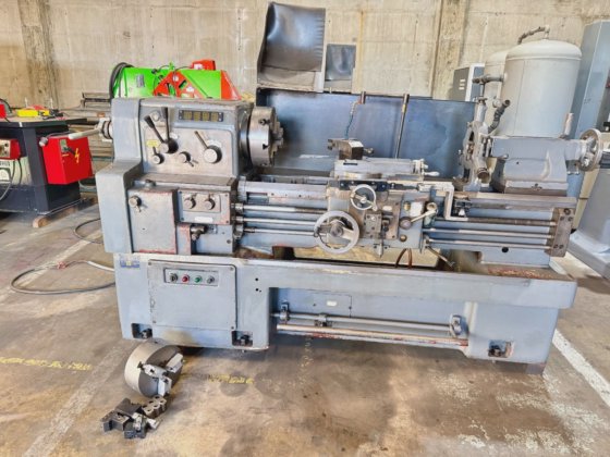 Whacheon Webb Engine Lathe 17” X 40” With KDK Tool Post with gap in ...
