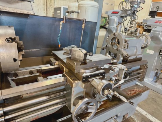Whacheon Webb Engine Lathe 17” X 40” With KDK Tool Post with gap in ...