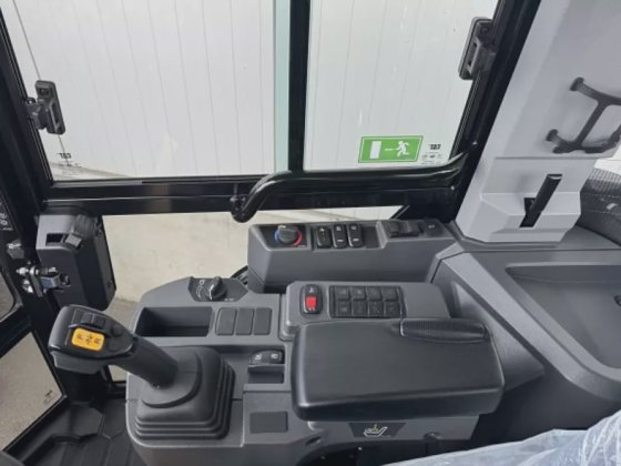 2023 Caterpillar 906