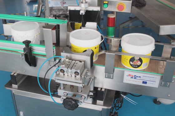Automatic Positioning Vertical Round Bottle