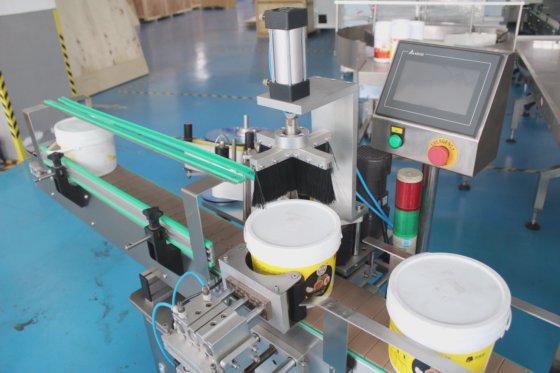Automatic Positioning Vertical Round Bottle