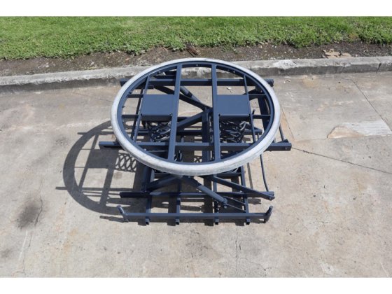 SPRING-LOADED PALLET LOADER POSITIONER WITH