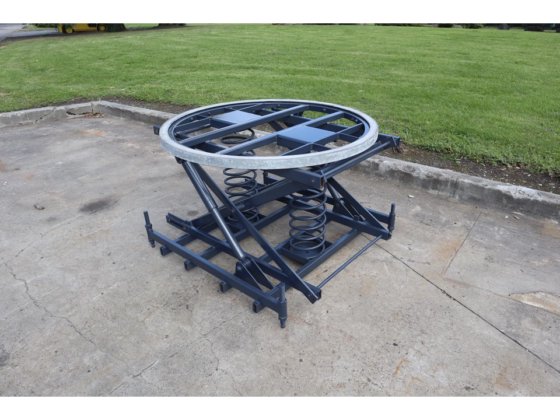 SPRING-LOADED PALLET LOADER POSITIONER WITH
