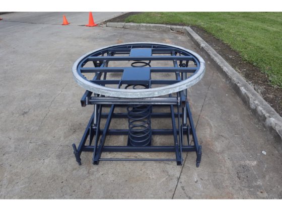 SPRING-LOADED PALLET LOADER POSITIONER WITH