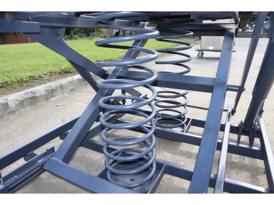 SPRING-LOADED PALLET LOADER POSITIONER WITH