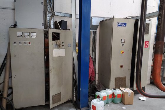 1977 EXTRUSION PRESS
