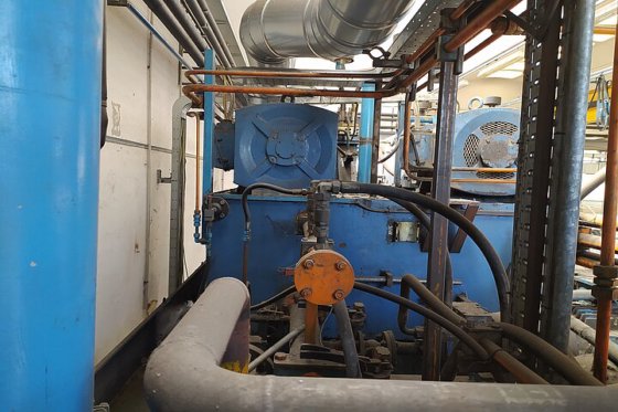 1977 EXTRUSION PRESS