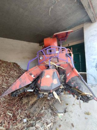 2024 废铁两行履带玉米收割机