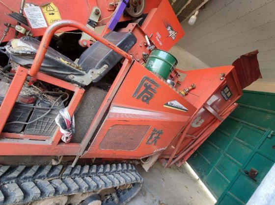 2024 废铁两行履带玉米收割机