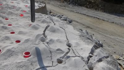 強力型パッカー. 油圧ショベル用超強力ロックスプリッター