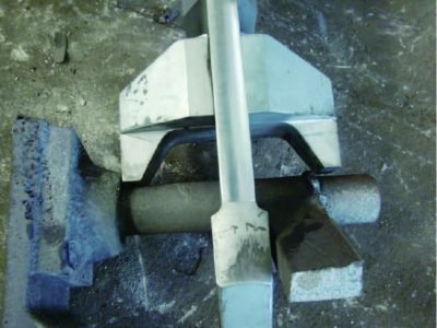 スナップブレーカー. 鋳物製品の湯道を早く、安全に折る機械