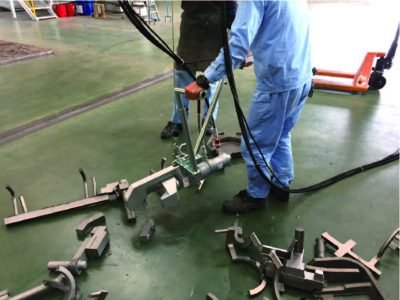 スナップブレーカー. 鋳物製品の湯道を早く、安全に折る機械