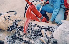 パイル・ポールクラッシャー. 低騒音・低振動・低粉塵・安全な電柱クラッシャー