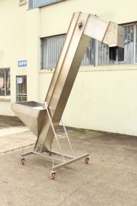 不锈钢框架上的防滑皮带升降机