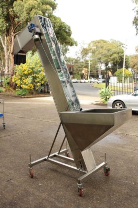 不锈钢框架上的防滑皮带升降机