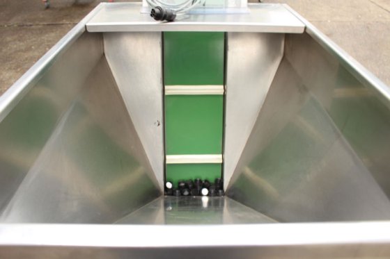 不锈钢框架上的防滑皮带升降机