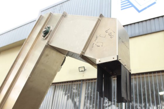 S/S フレームのクリート付きベルト エレベーター