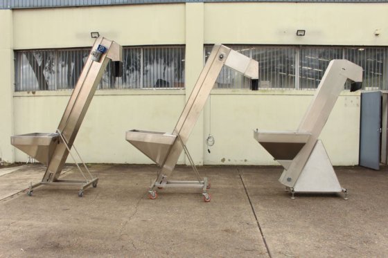 不锈钢框架上的防滑皮带升降机