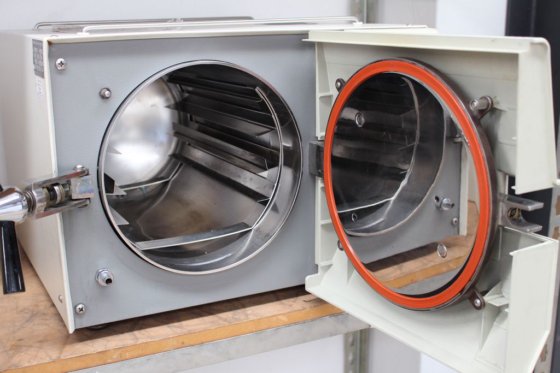 TUTTNAUER 実験室用オートクレーブ