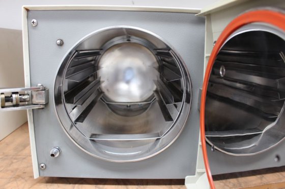 TUTTNAUER 実験室用オートクレーブ