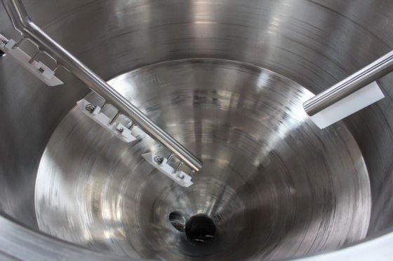 内置在线乳化机的 AZO 真空夹套加工罐