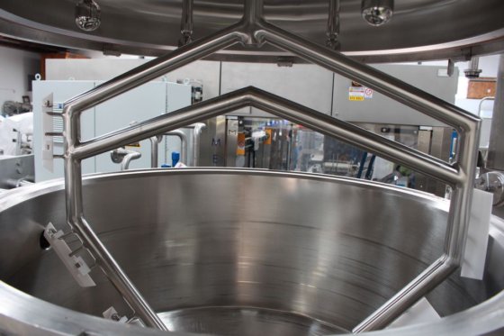 内置在线乳化机的 AZO 真空夹套加工罐